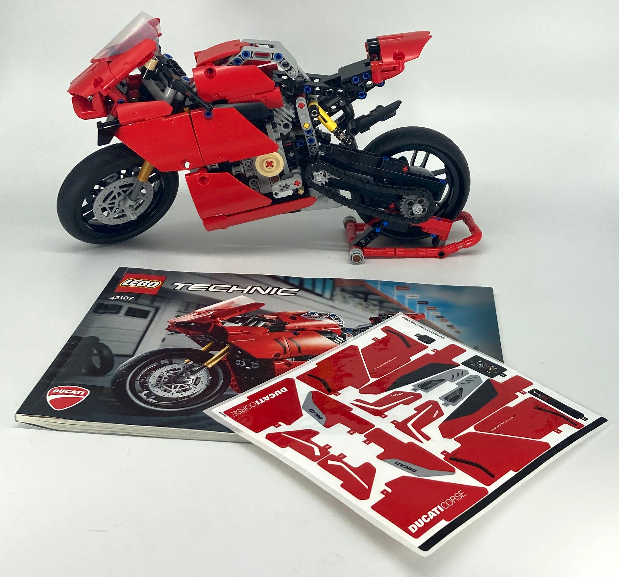 LEGO 42107 Technic Ducati Panigale V4 R: Modèle Réduit de Moto 2en1 à  Construire, Kit de Construction pour Fans de Motos et de Technic, Idée  Cadeau pour Adultes et Adolescents : MAX_