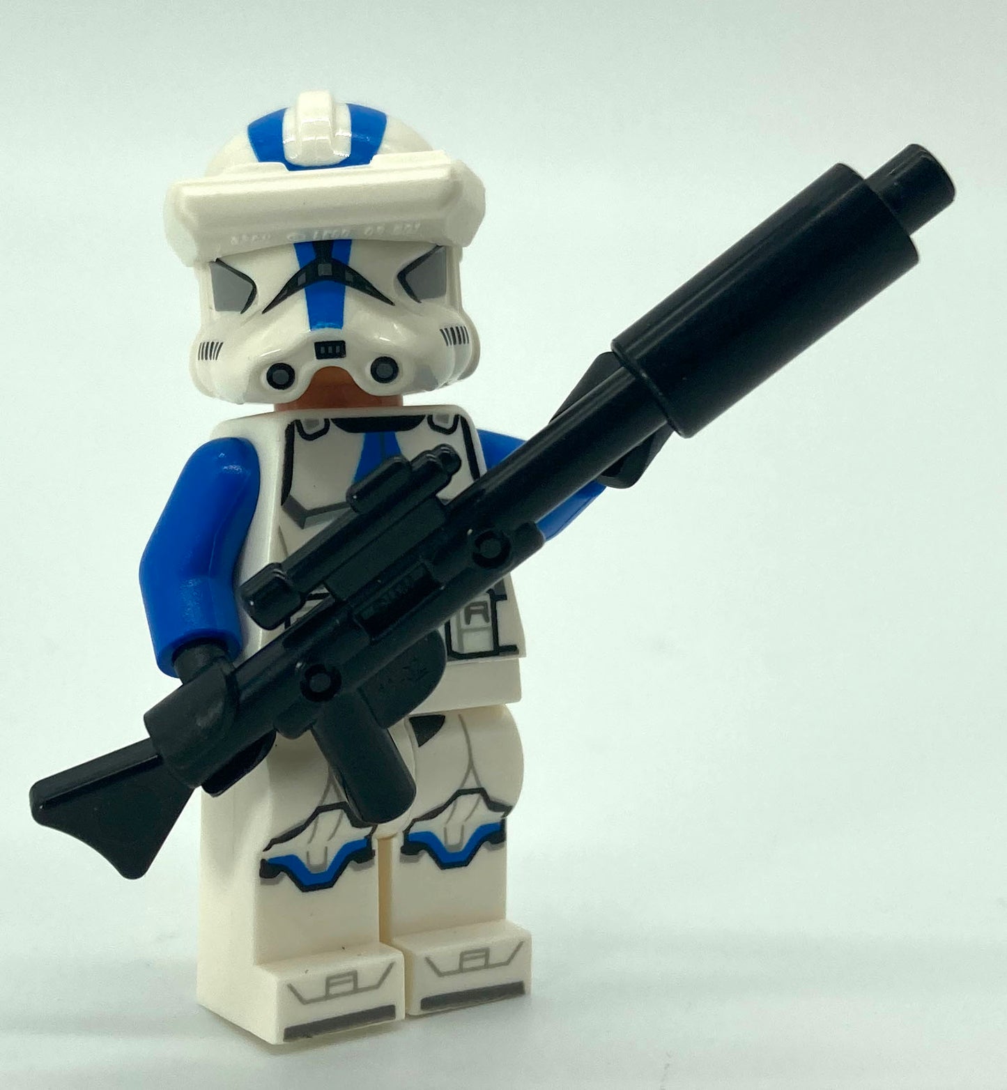 Clone Trooper Specialist, 501st Legion (Phase 2) - Blue Arms, Macrobinoculars, Nougat Head, Helmet with Holes