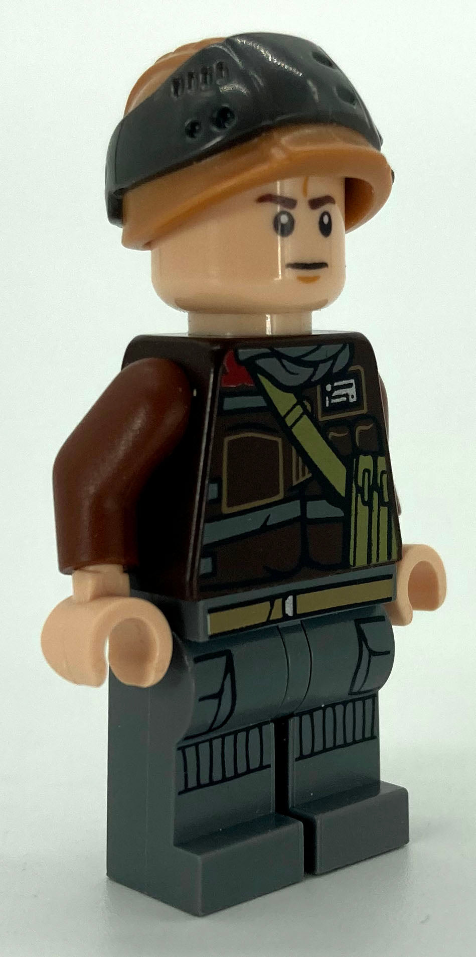Rebel Trooper - Light Nougat Head, Helmet with Pearl Dark Gray Band (Private Calfor)